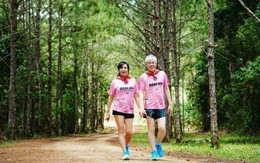 Loạt ảnh quấn quýt không rời của nữ NSND U60 và chồng sắp cưới