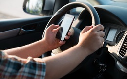 Dừng đèn đỏ dùng điện thoại có bị phạt không?