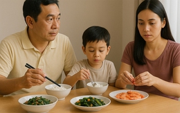 Con tôi 5 tuổi tự ăn, chồng 42 tuổi vẫn chờ vợ bóc tôm, gỡ xương cá