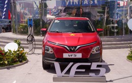Nhiều khách VinFast bất ngờ “mua một được hai”, rinh về từ xe đạp, xe máy đến ô tô điện