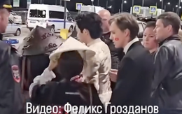 Đức Phúc gặp chuyện gì ở Nga mà phải lên xe cảnh sát?