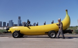 'Siêu xe chuối' lập kỷ lục Guinness, chạy băng băng trên xa lộ Mỹ