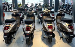 Vừa về đại lý lô xe tay ga Ý màu độc lạ giá ưu đãi, ngập công nghệ: Chìa thông minh mở cốp từ xa như ô tô