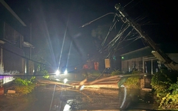 Cột điện gãy la liệt, mái tôn bay tứ tán, Hà Tĩnh - Quảng Trị ngổn sang sau bão