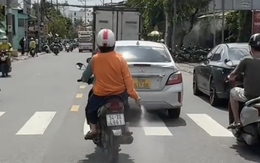 Cảnh sát đang xác minh video người phụ nữ rải "bột lạ" xuống đường ở TP HCM