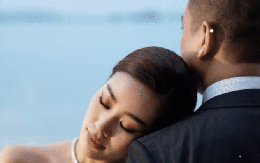 Hoa hậu Việt lấy chồng hơn 17 tuổi đã có con riêng, lộ thái độ thật ngay tại đám cưới