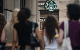 Từng có thời kỳ 2 cửa hàng nằm đối diện nhau trên một con phố, Starbucks nay phải đóng hàng trăm địa điểm: Khó khăn bủa vây ông lớn ngành cà phê