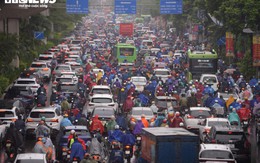 Đường phố Hà Nội kẹt cứng trong mưa bão Bualoi