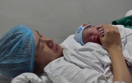 Em bé chào đời lúc 0 giờ 2 phút mang tên Quốc Khánh