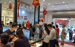 Hết chờ đợi mua vàng, lại đến xếp hàng mua bạc