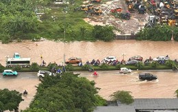 Hà Nội ngập nhiều tuyến đường, ùn tắc kéo dài do ảnh hưởng bão số 10 Bualoi, dân công sở chật vật di chuyển