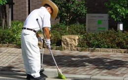 Có 7 căn hộ cho thuê, kiếm 5 tỷ đồng/năm, người đàn ông vẫn đi làm lao công quét dọn: “Tương lai bấp bênh đâu lường trước điều gì”