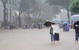 Chùm ảnh sinh viên lội nước đi học ngày mưa bão: Ngập không quan trọng, quan trọng là điểm chuyên cần còn nguyên!