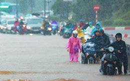 Vì sao Hà Nội mưa rất to, ngập sâu nhiều giờ?