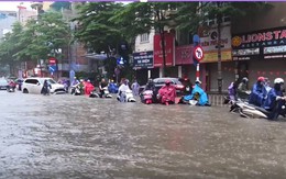 Hà Nội chưa bao giờ như này: Những hình ảnh kinh hoàng nhất của trận mưa ngập từ sáng đến tối!