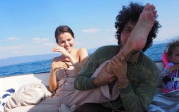 Chồng sắp cưới hôn chân Selena trên du thuyền