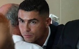 Xúc động khoảnh khắc Ronaldo ôm chầm lấy bố của cầu thủ xấu số Diogo Jota