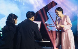 Con trai Hà Kiều Anh đệm đàn cho diva Hồng Nhung hát trong đêm nhạc thiện nguyện