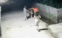 VIDEO: Bé trai 4 tuổi nhanh trí hô hoán người lớn cứu em 2 tuổi rơi xuống mương nước