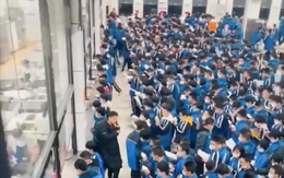 Soi video 1 căn tin trường học, nhiều người phát hiện chi tiết gây choáng váng: Nhìn mà thấy mệt mỏi!