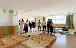 Con ngày đầu đi học mầm non mà thế này thì phụ huynh tha hồ yên tâm!