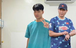 Cựu sao nhà bầu Đức nhập viện, HLV Kim Sang-sik thêm "đau đầu"