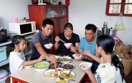 Ngồi trước mâm con gia đình, tôi thường dạy con cháu 5 điều đã được đúc rút sau 60 năm cuộc đời