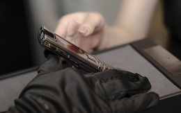 Sốc với chiếc điện thoại 2,2 tỷ đồng ở Việt Nam: Đại gia Việt vẫn là chịu chơi nhất Đông Nam Á