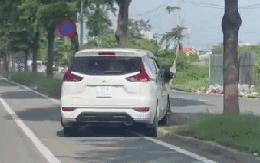 CSGT đang tìm tài xế "cả gan" leo dải phân cách ở TP HCM