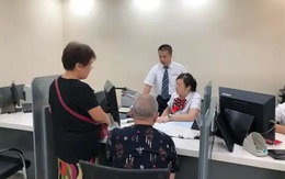 Mẹ chồng yêu cầu chuyển khoản 900 triệu đồng cho con dâu, nhân viên ngân hàng đồng ý nhưng 10 phút sau công an đến đưa khách đi