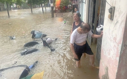 Đường phố Lào Cai biến thành sông sau mưa lớn