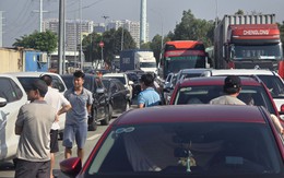 Ùn ứ cửa ngõ phía Đông TP.HCM sáng 1/1, xe xếp hàng dài chờ lên cao tốc