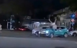 Hai thanh niên lao xe máy như tên bắn tông thẳng vào taxi