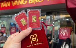 Vàng 0,1 chỉ gây "sốt" đầu năm 2026, người dân rồng rắn xếp hàng mua lấy lộc