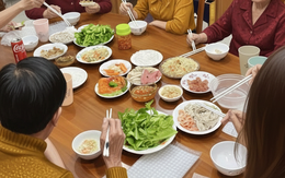 Một bữa cơm gia đình tưởng bình thường lại phơi bày bí mật cận Tết ai cũng cố giấu