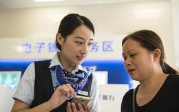 Rút 836 triệu của con gái từ nước ngoài gửi về, nhân viên ngân hàng lắc đầu: Không có ai gửi tiền vào mà còn bị mất tiền