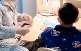 Mỗi lần nghe tiếng xe bố về, con trai tôi lại có hành động khiến tôi đau thắt lòng