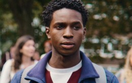 Xem phim Sex Education, tôi lặng người nhìn lại những vết sẹo trên tay con: Thì ra sự vô tâm của tôi còn sắc lẹm hơn dao!