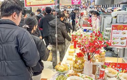 Quầy hàng trong siêu thị Aeon Mall được nhiều người quan tâm