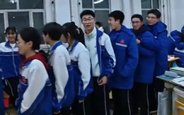 Phát hiện học sinh một lớp cứ đến giờ ra chơi là lẳng lặng xếp hàng trước bàn một bạn: Chuyện gì đây?