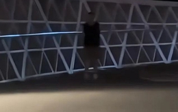 Bức ảnh chụp người đàn ông bí ẩn đi trên cầu vào nửa đêm khiến hàng nghìn cư dân mạng bật khóc: Câu chuyện đằng sau là gì?