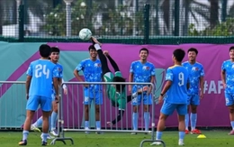 Trở lại sân tập sau chiến thắng trước U23 Saudi Arabia, HLV Kim Sang-sik khiến học trò từ ngạc nhiên đến thích thú