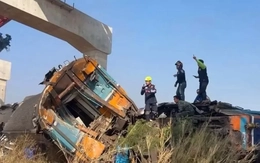 Cần cẩu đổ xuống đoàn tàu ở Thái Lan, gần 100 người thương vong