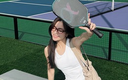 Visual trắng phát sáng trên sân pickleball của Nhật Lê