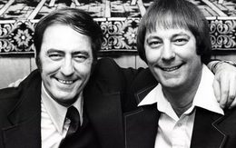 Bị chia cắt 39 năm từ lúc lọt lòng, cặp song sinh sống cuộc đời giống nhau đến lạ lùng