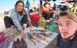 Anh Tây thử thách đi chợ hải sản, lỡ nói sai một chữ tiếng Việt mà mua phải con cá bé nhất chợ