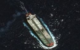 Bị Mỹ truy đuổi sát sao, hàng loạt siêu tàu chở dầu treo cờ Nga bất ngờ xuất hiện ngoài khơi