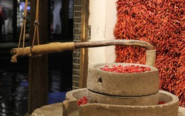 Du lịch Trung Quốc, khách Việt toát mồ hôi khi bước vào tiệm đặc sản bên đường: "Không ngờ người ta dùng ớt để làm điều này"