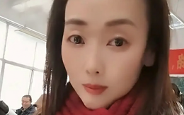 Đi họp phụ huynh cho con, 1 người mẹ quay video chê hết người này đến người kia xấu rồi thẹn đỏ mặt vì lộ điều này!