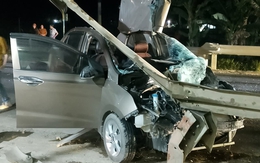 VIDEO: Ô tô tông vào lan can đường vỡ nát, tài xế lành lặn cầm điện thoại ra khỏi xe